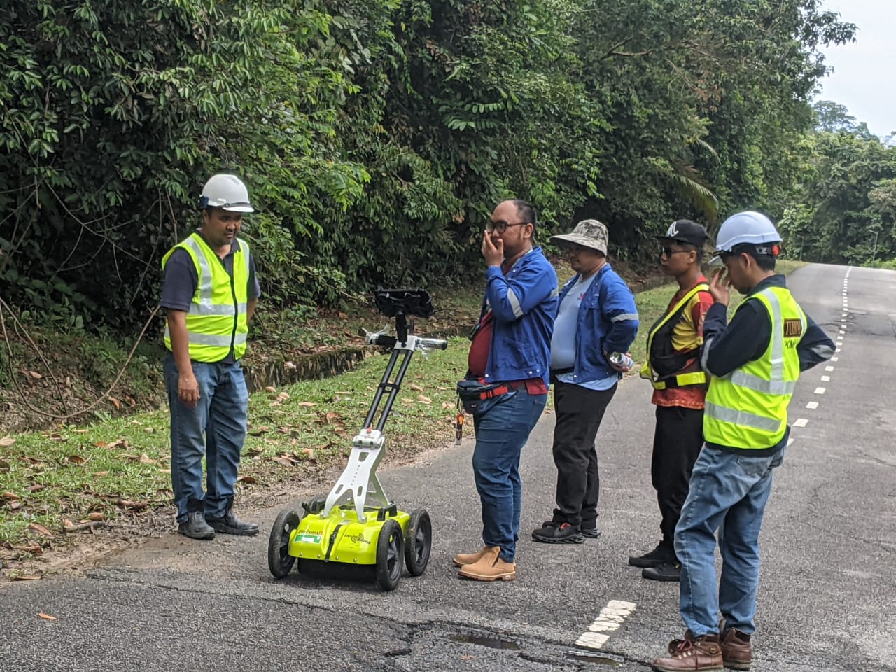 Kerja Ukur Topografi dan Pengesanan Utiliti Bawah Tanah Bagi Menaiktaraf Sistem Bekalan Elektrik di Universiti Kebangsaan Malaysia